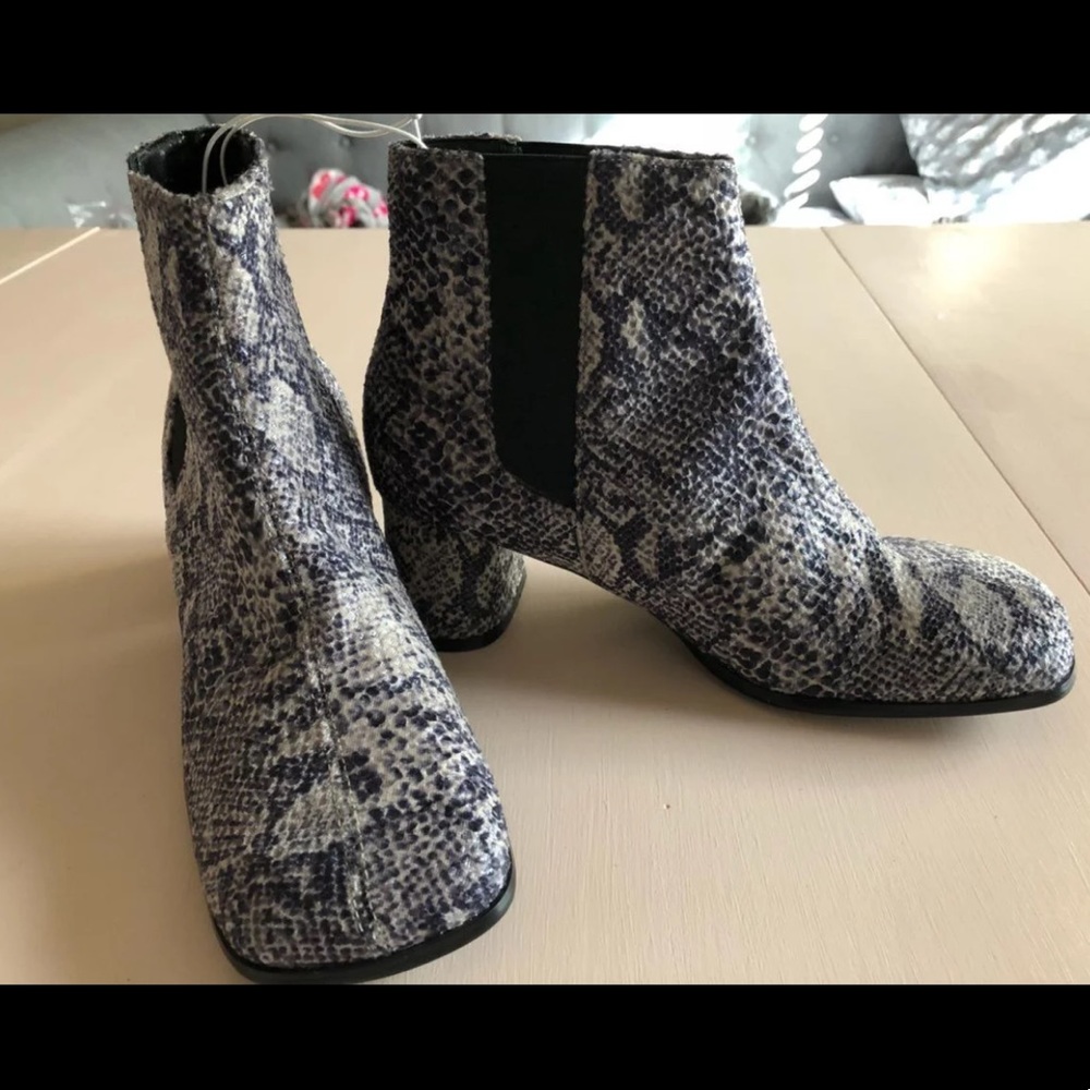 Chinese Laundry snakeskin print chunky ankle boot - Picture 3 of 7